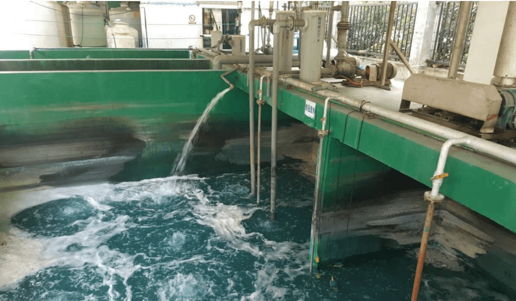 （圖：電鍍廢水泡沫現(xiàn)場(chǎng)）