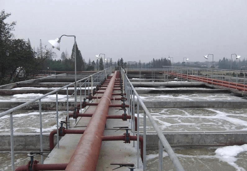 （圖：生活污水泡沫現(xiàn)場）