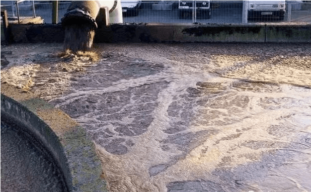 (圖:南輝造紙客戶廢水泡沫池起泡現(xiàn)場)