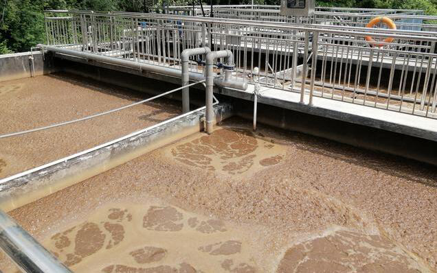 （圖：垃圾滲濾液污水處理泡沫現(xiàn)場(chǎng)）