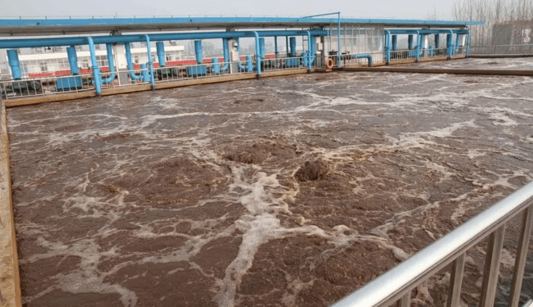 (圖:造紙廢水起泡現(xiàn)場(chǎng))